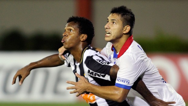 Jô e José Caceres Atlético-MG x Nacional (Foto: AFP)