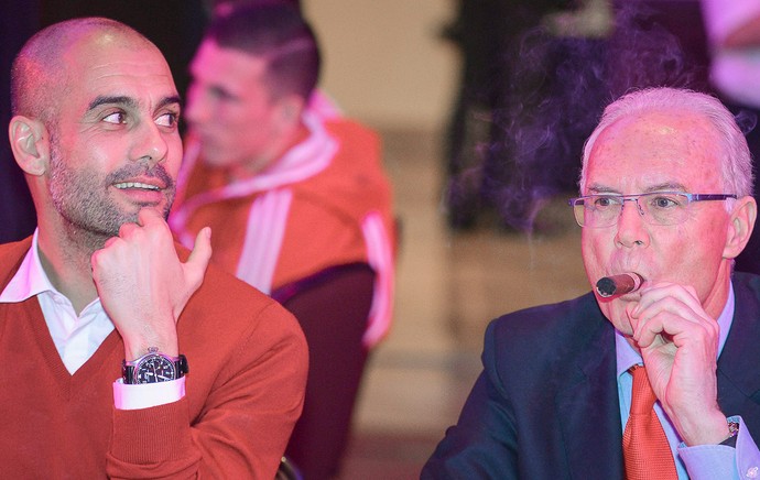 Guardiola e Franz Beckenbauer no jantar de comemoração do Bayern de Munique (Foto: EFE)