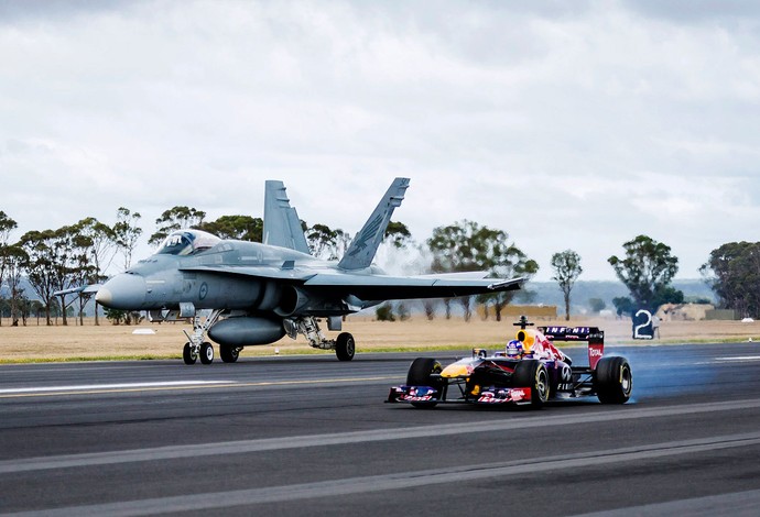 Daniel Ricciardo RBR compete com um caça F-18 hornet em Melbourne (Foto: Agência Reuters)