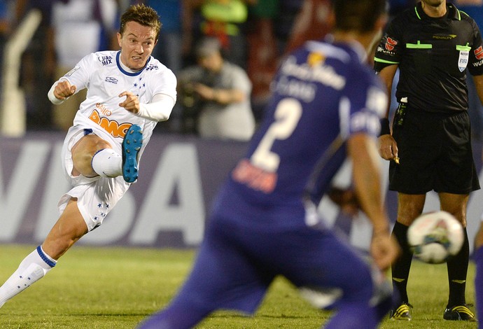 DAGOBERTO CRUZEIRO X DEFENSOR (Foto: AFP)