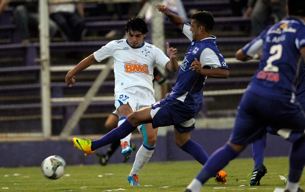 Ricardo Goulart e Matias Malvino, Defensor x Cruzeiro (Foto: AP)