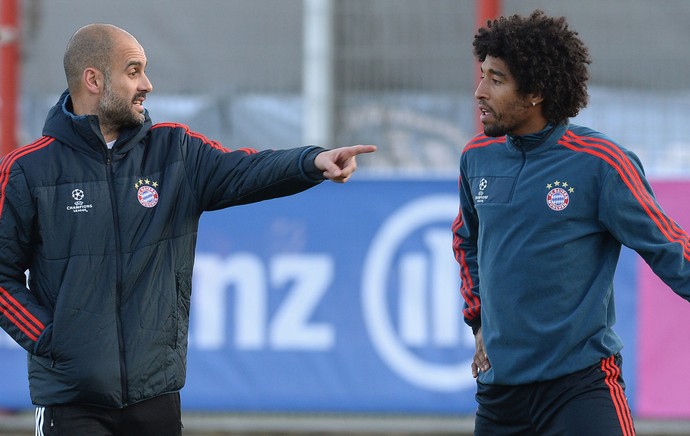 Guardiola e Dante Bayern  (Foto: AFP)