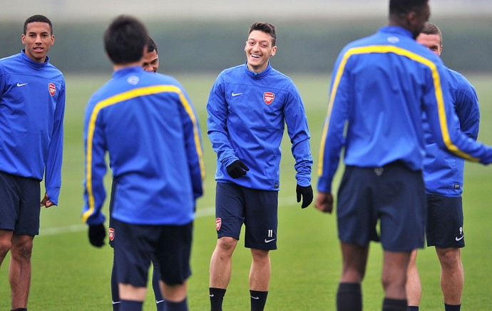 Treino Arsenal Ozil (Foto: AFP)