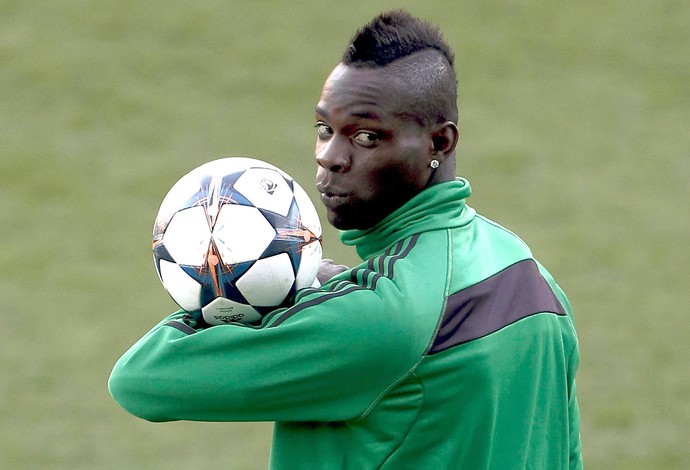 Balotelli no treino do Milan (Foto: EFE)