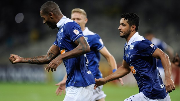 Dede gol Cruzeiro (Foto: Igor Coelho / Agência Estado)