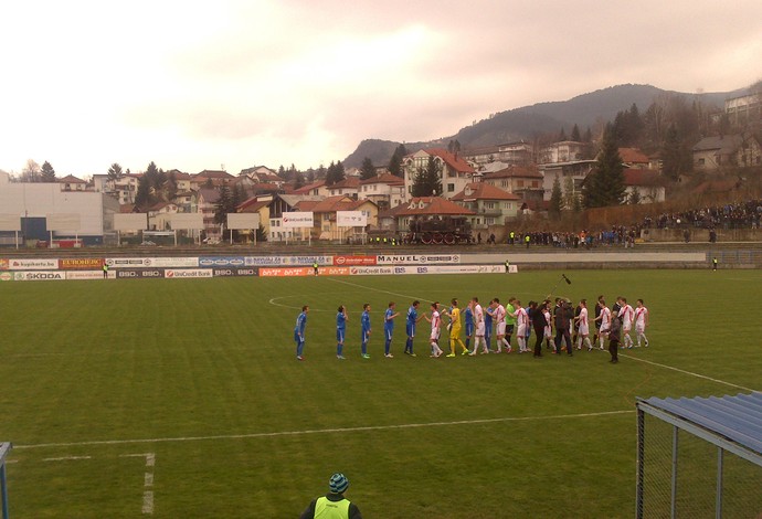 Jogadores do Zeljeznicar e do Zrjinski (Foto: Felipe Schmidt)