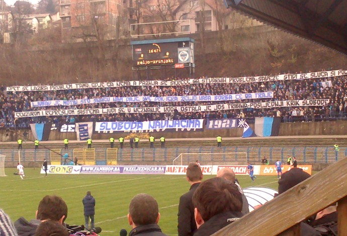 Jogadores do Zeljeznicar e do Zrjinski (Foto: Felipe Schmidt)