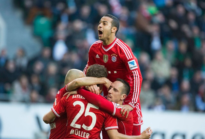 mueller thiago alcantara bayern munique x Wolfsburg  (Foto: AP)