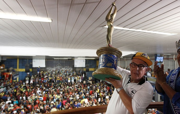 Fernando Horta Unidos da Tijuca taça campeão carnaval (Foto: André Mourão/Agência Estado)