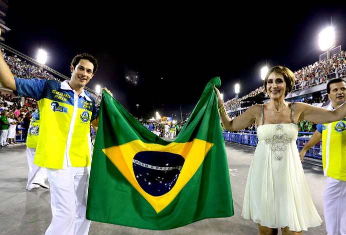 Bruno Senna e Viviane desfile Senna Unidos da Tijuca (Foto: Marcelo Theobald / Agência O Globo)