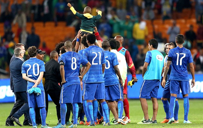 criança com a Seleção amistoso Brasil e África do Sul (Foto: Leo Correa / Mowa Press)