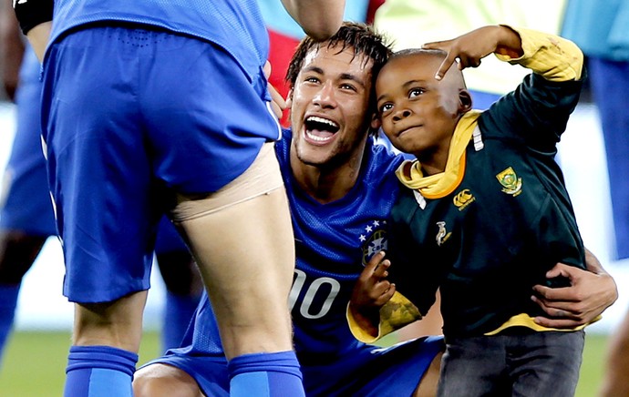 Neymar com garoto Ayo Brasil x África do Sul (Foto: AFP)