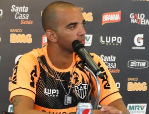 Diego Tardelli coletiva Atlético-MG (Foto: Léo Simonini)