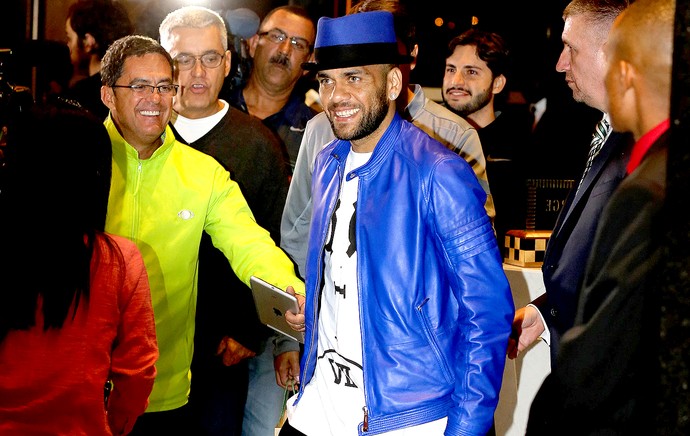 Daniel Alves chapeu chegada Seleção Africa do Sul (Foto: Leo Correa / Mowa Press)