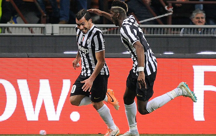 Tevez comemoração jogo Milan e Juventus (Foto: Reuters)