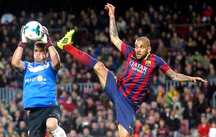 Daniel Alves jogo Barcelona e Almeria (Foto: Reuters)