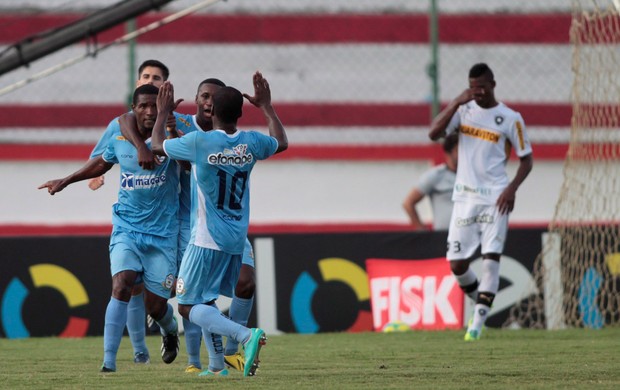 Macaé comemora contra o Botafogo (Foto: Bruno Gonzalez/Agência O Globo)