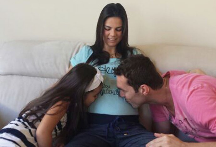 Murilo com a filha Duda e a esposa Patrícia, que está grávida de quadrigêmeos (Foto: Arquivo Pessoal)