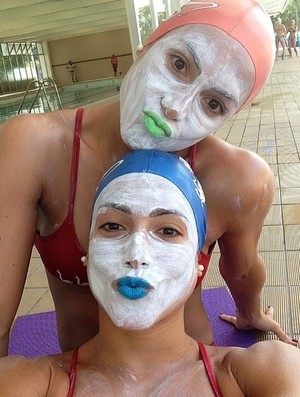 Bia e Branca Feres aparecem usando batom colorido e pasta d'água no rosto  (Foto: Reprodução/Instagram)