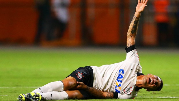 Paolo Guerrero machucado Corinthians (Foto: Wagner Carmo / Agência Estado)