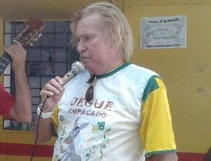 Marinho Chagas, com a camisa do bloco, fez discurso e agradeceu a homenagem (Foto: Divulgação )