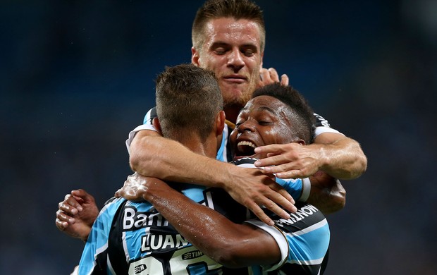 Luan gol Grêmio (Foto: AFP)