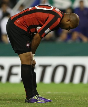 Adriano Atlético-PR x Velez (Foto: EFE)