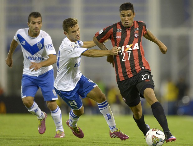 Agustin Allione e Matias Mirabaje Velez x Atlético-PR (Foto: AFP)