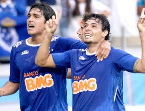 Ricardo Goulart e Marcelo Moreno comemoração jogo Cruzeiro e Universidad de Chile (Foto: AP)