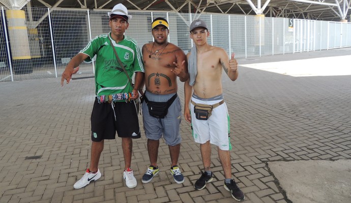 Torcedores do Nacional acampam na Arena antes do jogo contra o Grêmio (Foto: Paula Menezes/GLOBOESPORTE.COM)