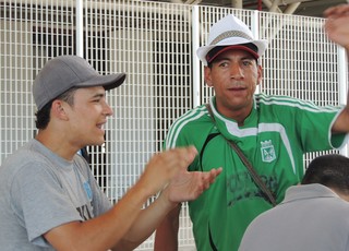 Torcedores do Nacional acampam na Arena antes do jogo contra o Grêmio (Foto: Paula Menezes/GLOBOESPORTE.COM)