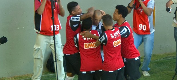 Jogadores comemoram a virada do Atlético-MG (Foto: Reprodução / TV Globo Minas)