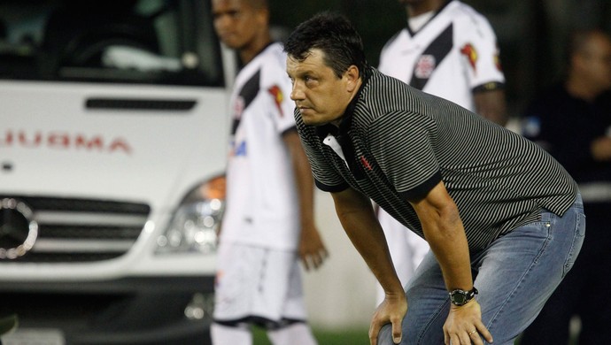 Adilson Batista Cabofriense x Vasco (Foto: Márcio Alves / O Globo)