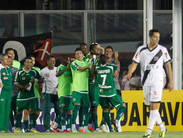 comemoração Cabofriense x Vasco (Foto: Márcio Alves / O Globo)