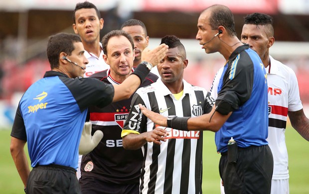 Reclamação São Paulo x Santos (Foto: Marcos Ribolli / Globoesporte.com)