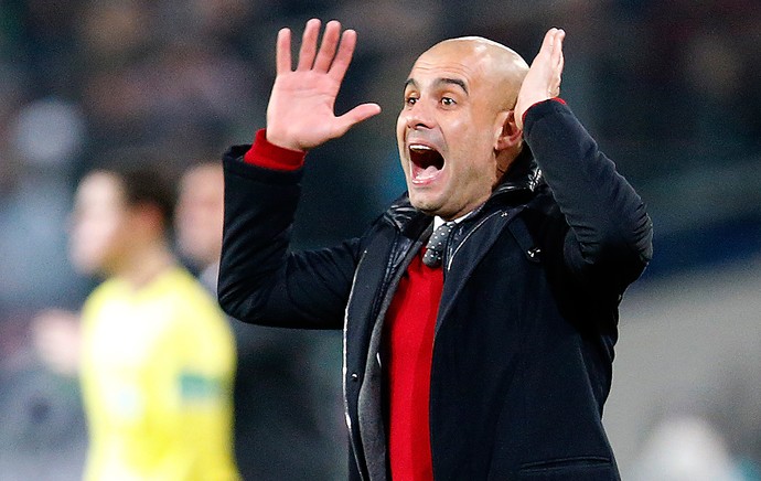 Pep Guardiola do Bayern de Munique contra  Hannover (Foto: AP)