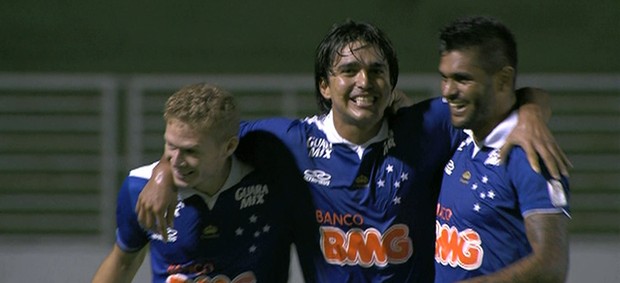 Marcelo Moreno, Luan e Marlone comemoram gol do Cruzeiro (Foto: Reprodução / Premiere)