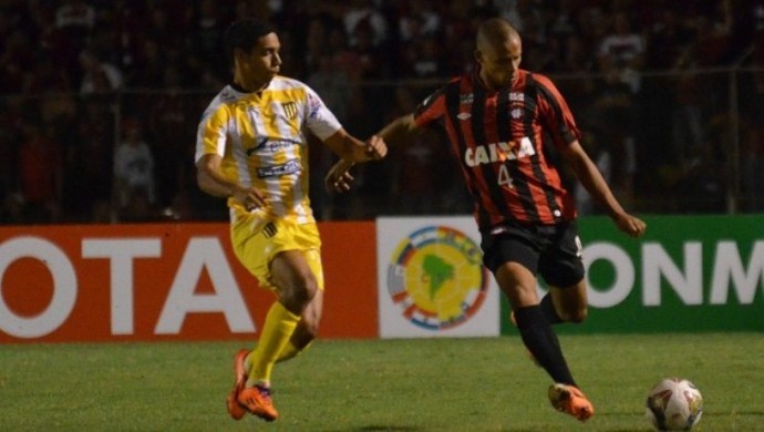 Cleberson Zagueiro Atlético-PR (Foto: Site oficial do Atlético-PR/Divulgação)