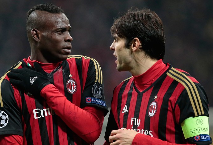 Balotelli e Kaká, Milan x Atlético de Madrid (Foto: AP)