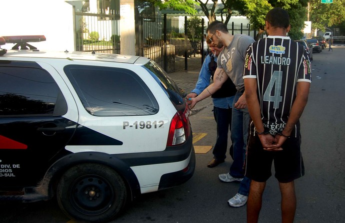 Ação da polícia na sede da torcida organizada do Corinthians (Foto: Hélio Torchi / Agência Estado)