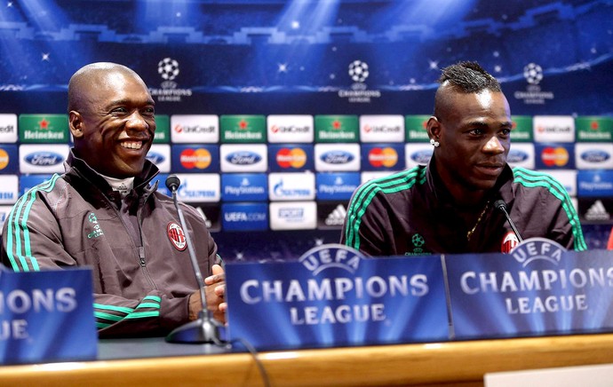 Seedorf e Balotelli na coletiva do Milan (Foto: EFE)