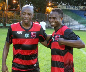 Edilson e Amaral levam uniforme de brinde do Fla-PI (Foto: Renan Morais)