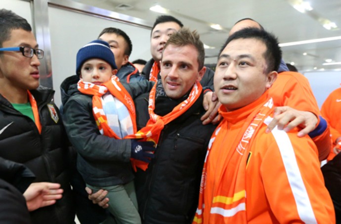 Montillo torcida Shandong Luneng (Foto: Reprodução / Site Oficial)