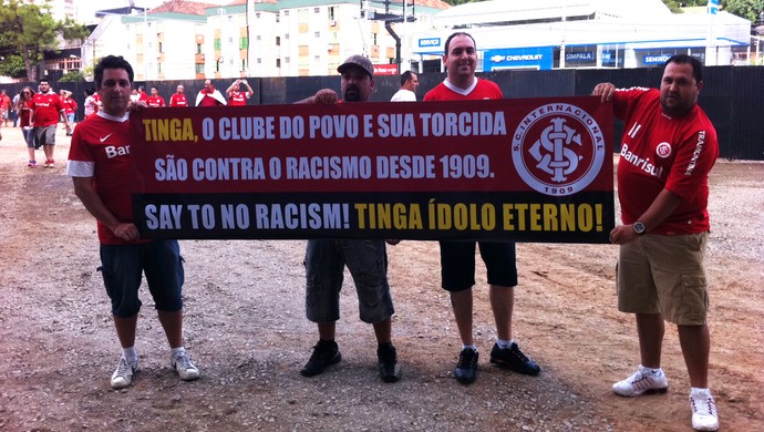 Torcedores levam faixa de apoio a tinga (Foto: Tomás Hammes/GLOBOESPORTE.COM)