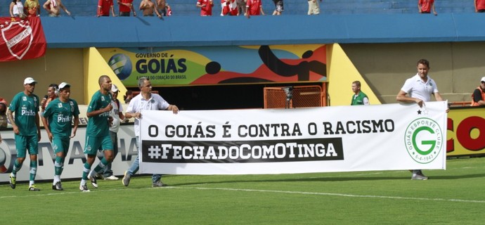 Goiás entra com faixa de apoio a Tinga (Foto: Rosiron Rodrigues/Goiás E.C.)