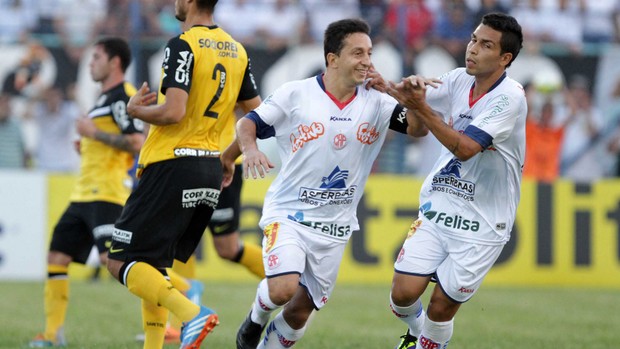 Guaru comemora, Penapolense x Santos (Foto: Célio Messias)