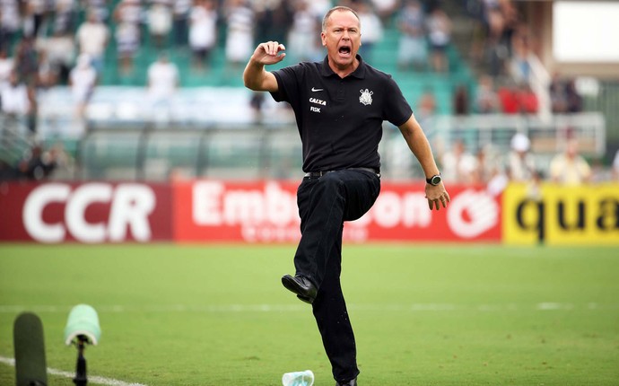 Mano Menezes chuta copo, Corinthians x Palmeiras (Foto: Marcos Ribolli)