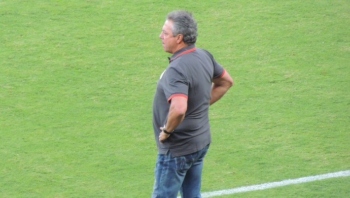 Abel Braga observa a movimentação dos jogadores durante a partida (Foto: Tomás Hammes/GLOBOESPORTE.COM)