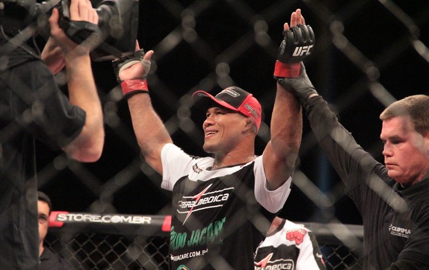 Ronaldo Jacaré, Francis Carmont e Georges St-Pierre, UFC, Jaraguá do Sul (Foto: Rodrigo Malinverni)