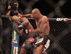 Ronaldo Jacaré, Francis Carmont e Georges St-Pierre, UFC, Jaraguá do Sul (Foto: Rodrigo Malinverni)